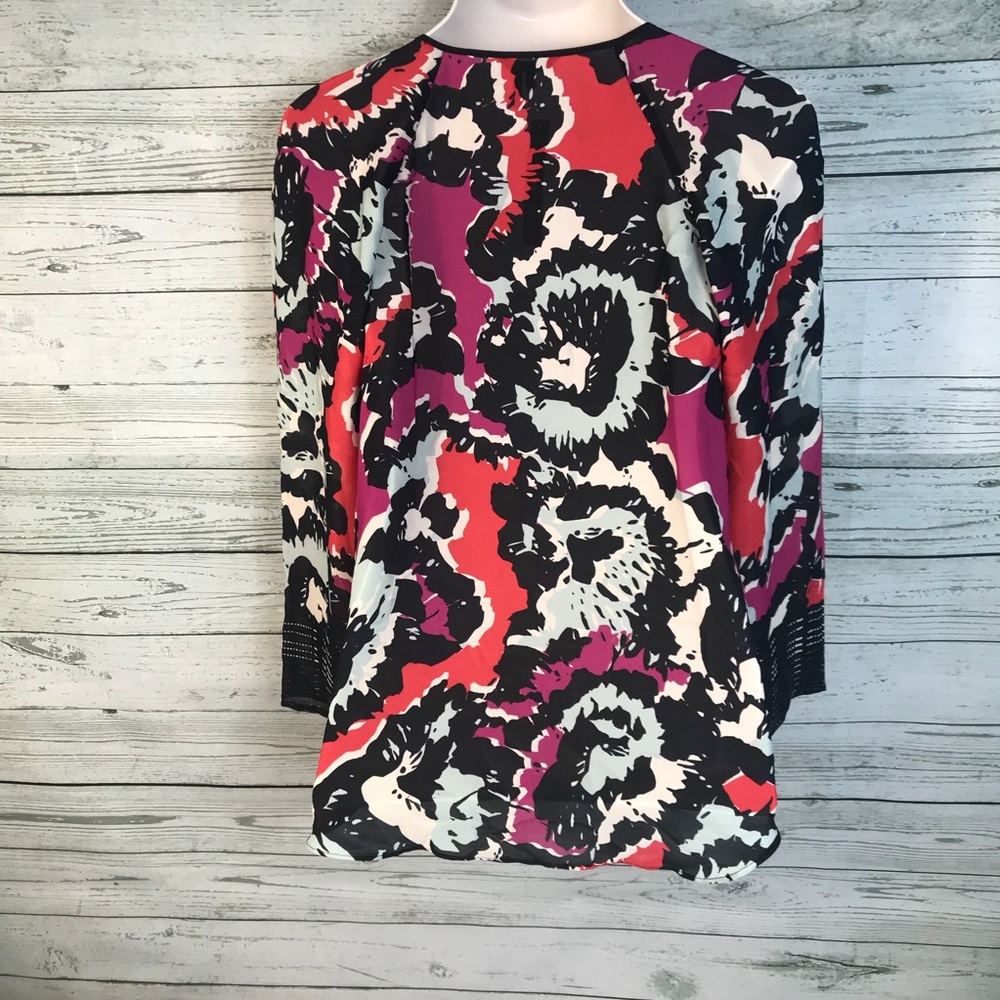 Nic + Zoe Semi sheer floral blouse. - Picture 3 of 4